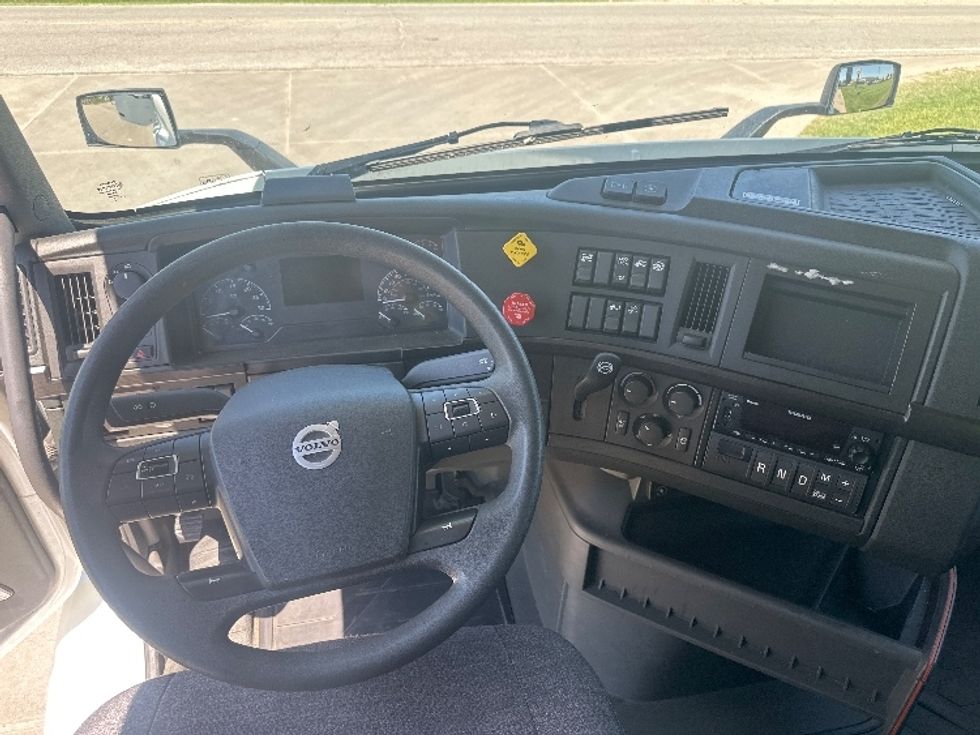 Sleeper Tractor-Heavy Duty Tractors-Volvo-2022-VNL64860-Springfield-MO-322,869\n\t\tmiles-$ 96,750 - Image 11