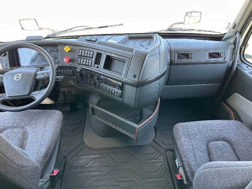 Sleeper Tractor-Heavy Duty Tractors-Volvo-2022-VNL64860-Springfield-MO-322,869\n\t\tmiles-$ 96,750 - Image 12