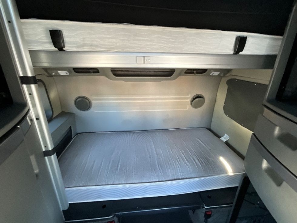 Sleeper Tractor-Heavy Duty Tractors-Volvo-2022-VNL64860-Springfield-MO-322,869\n\t\tmiles-$ 96,750 - Image 16