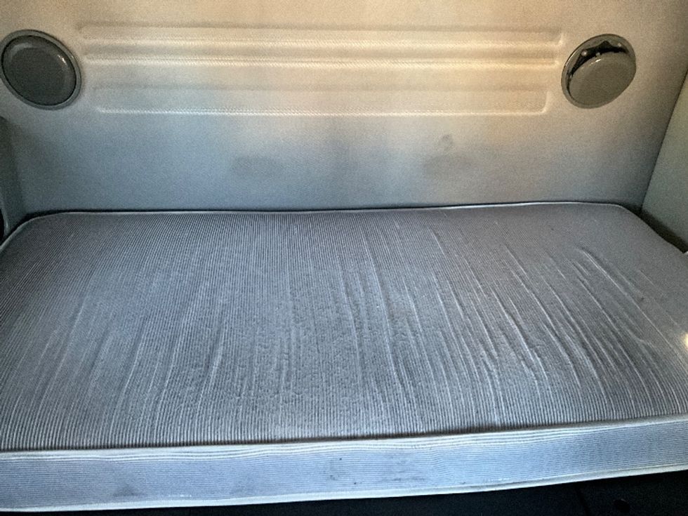 Sleeper Tractor-Heavy Duty Tractors-Volvo-2022-VNL64860-Springfield-MO-322,869\n\t\tmiles-$ 96,750 - Image 17