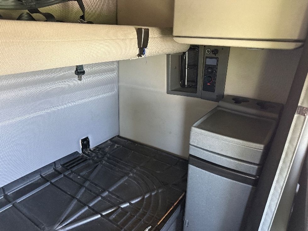 Sleeper Tractor-Heavy Duty Tractors-Volvo-2022-VNL64860-Springfield-MO-322,869\n\t\tmiles-$ 96,750 - Image 18