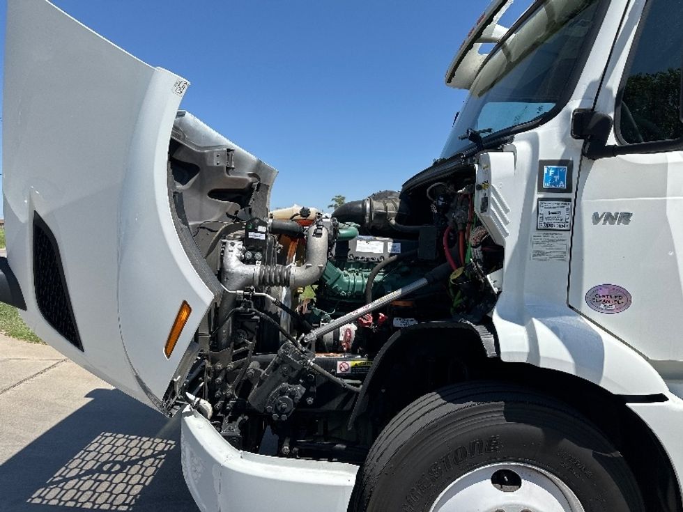 Sleeper Tractor-Heavy Duty Tractors-Volvo-2022-VNL64860-Springfield-MO-322,869\n\t\tmiles-$ 96,750 - Image 21