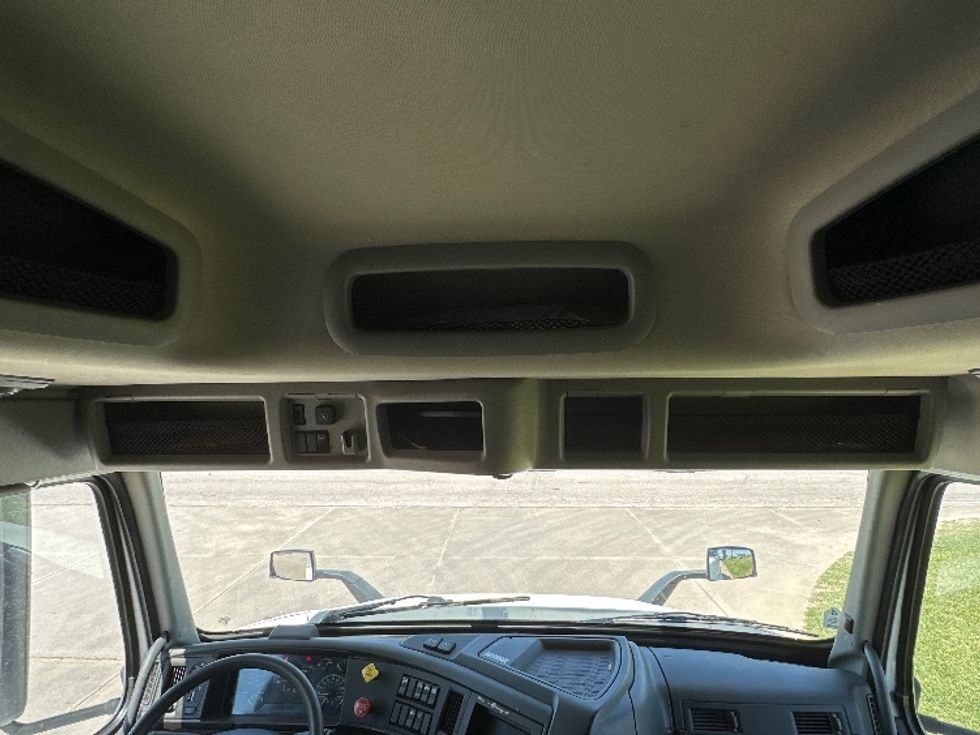 Sleeper Tractor-Heavy Duty Tractors-Volvo-2022-VNL64860-Springfield-MO-322,869\n\t\tmiles-$ 96,750 - Image 23