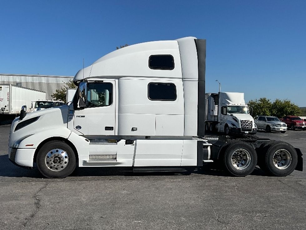 2022 Volvo Truck VNL photo 4