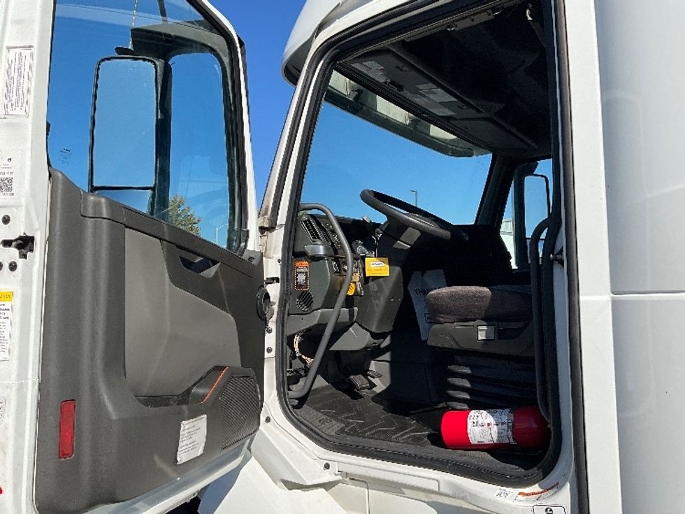 Sleeper Tractor-Heavy Duty Tractors-Volvo-2022-VNL64860-Springfield-MO-322,869\n\t\tmiles-$ 96,750 - Image 9