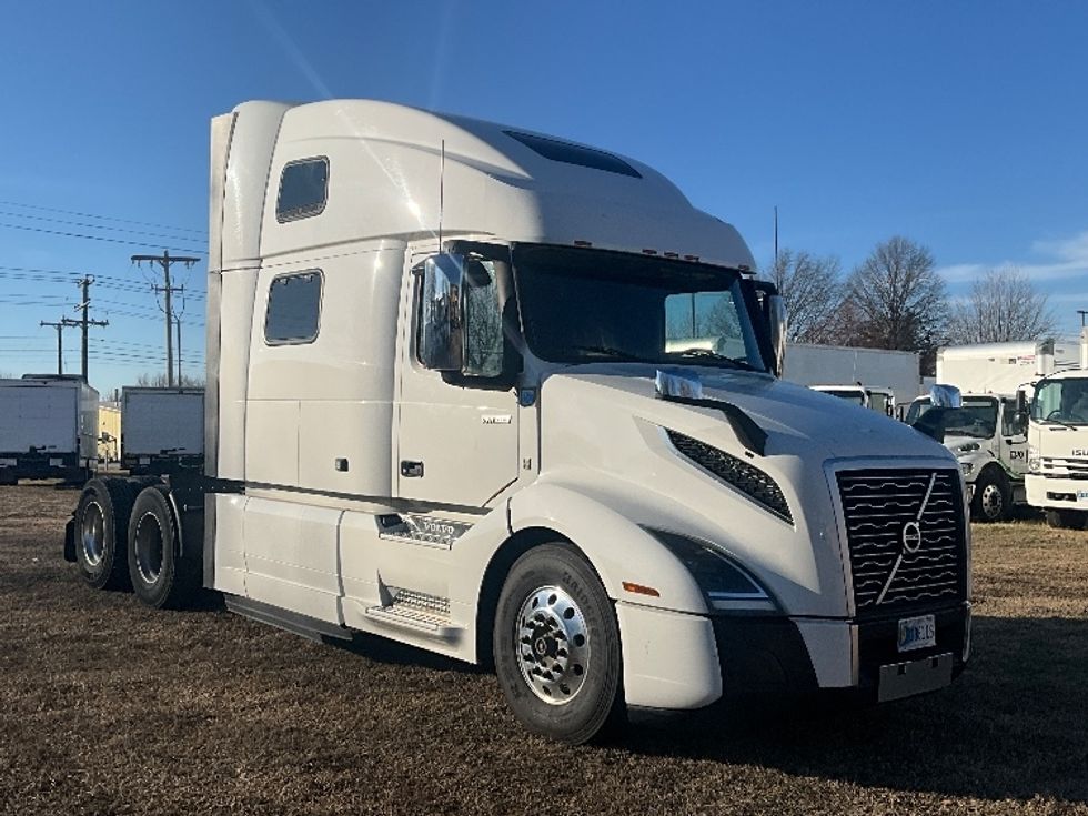 Sleeper Tractor-Heavy Duty Tractors-Volvo-2022-VNL64860-Springfield-MO-322,870\n\t\tmiles-$ 91,500 - Image 1