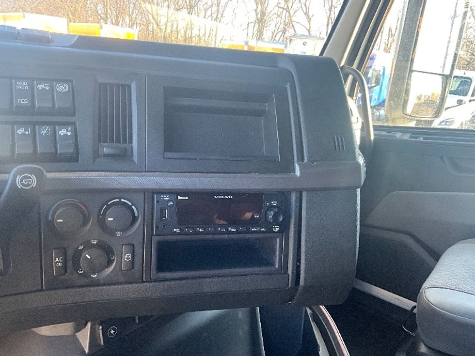 Sleeper Tractor-Heavy Duty Tractors-Volvo-2022-VNL64860-Springfield-MO-322,870\n\t\tmiles-$ 91,500 - Image 12