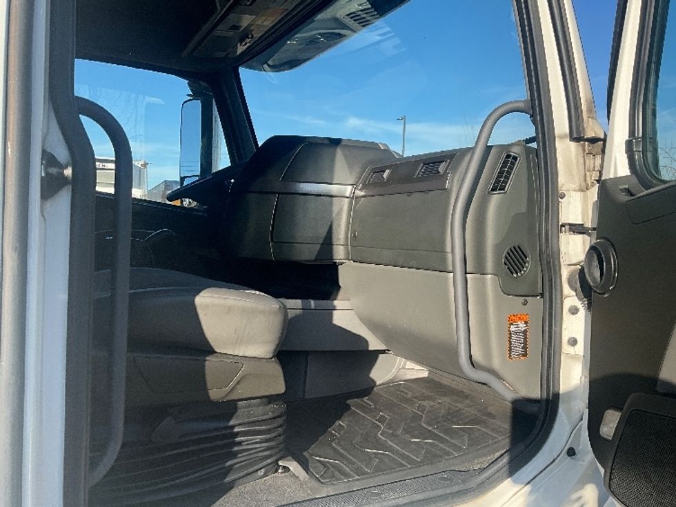 Sleeper Tractor-Heavy Duty Tractors-Volvo-2022-VNL64860-Springfield-MO-322,870\n\t\tmiles-$ 91,500 - Image 13