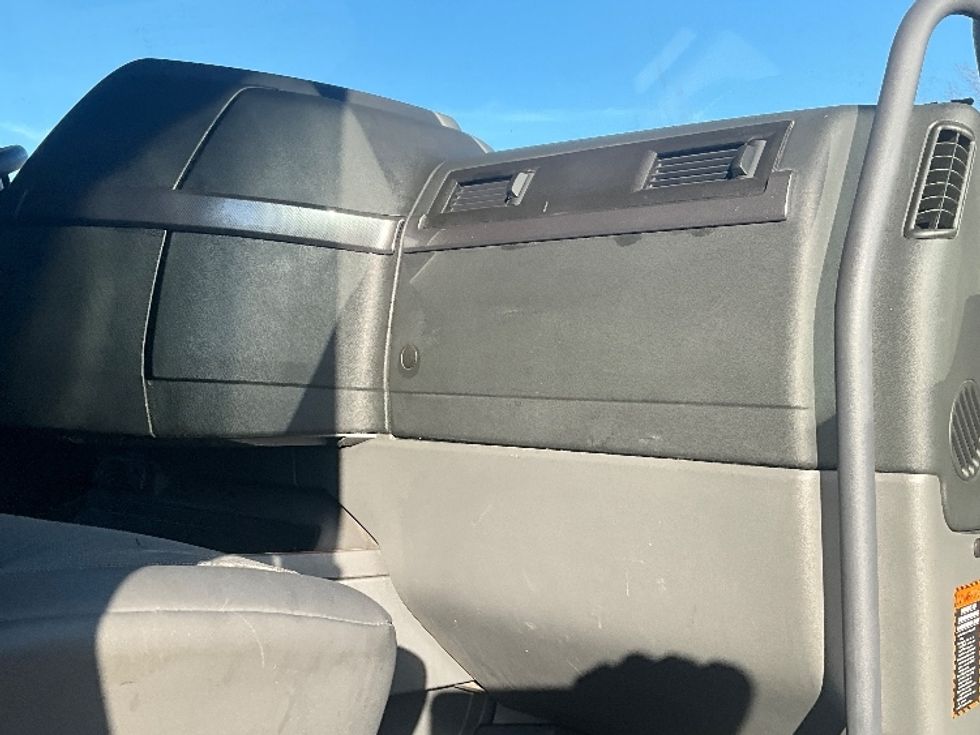 Sleeper Tractor-Heavy Duty Tractors-Volvo-2022-VNL64860-Springfield-MO-322,870\n\t\tmiles-$ 91,500 - Image 14