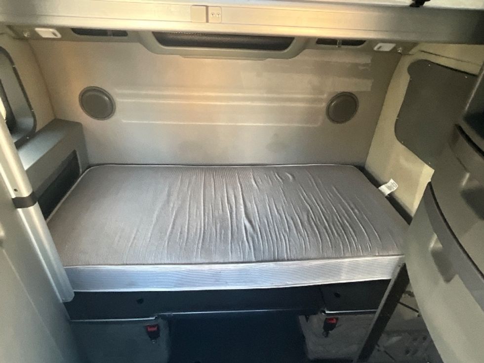 Sleeper Tractor-Heavy Duty Tractors-Volvo-2022-VNL64860-Springfield-MO-322,870\n\t\tmiles-$ 91,500 - Image 16