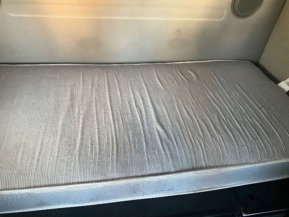 Sleeper Tractor-Heavy Duty Tractors-Volvo-2022-VNL64860-Springfield-MO-322,870\n\t\tmiles-$ 91,500 - Image 17