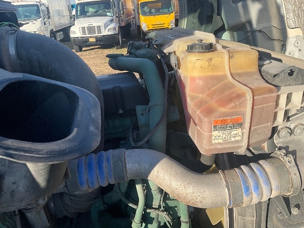 Sleeper Tractor-Heavy Duty Tractors-Volvo-2022-VNL64860-Springfield-MO-322,870\n\t\tmiles-$ 91,500 - Image 20