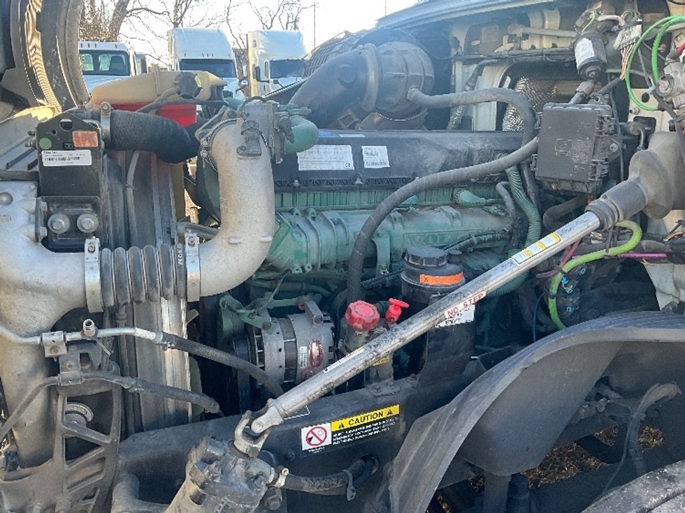 Sleeper Tractor-Heavy Duty Tractors-Volvo-2022-VNL64860-Springfield-MO-322,870\n\t\tmiles-$ 91,500 - Image 21