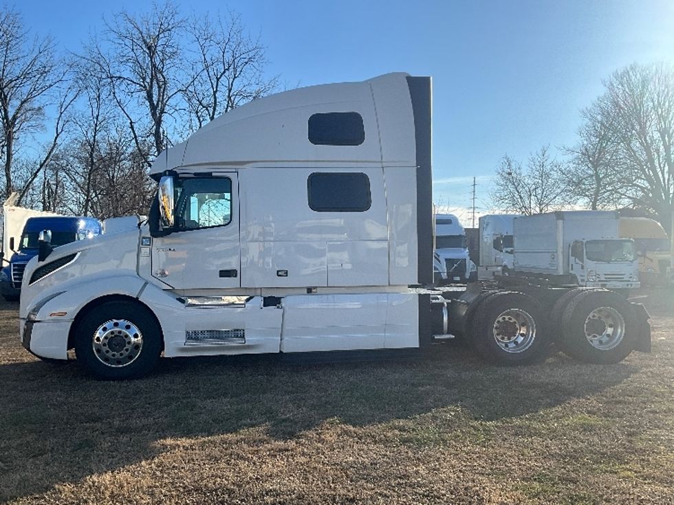 Sleeper Tractor-Heavy Duty Tractors-Volvo-2022-VNL64860-Springfield-MO-322,870\n\t\tmiles-$ 91,500 - Image 4
