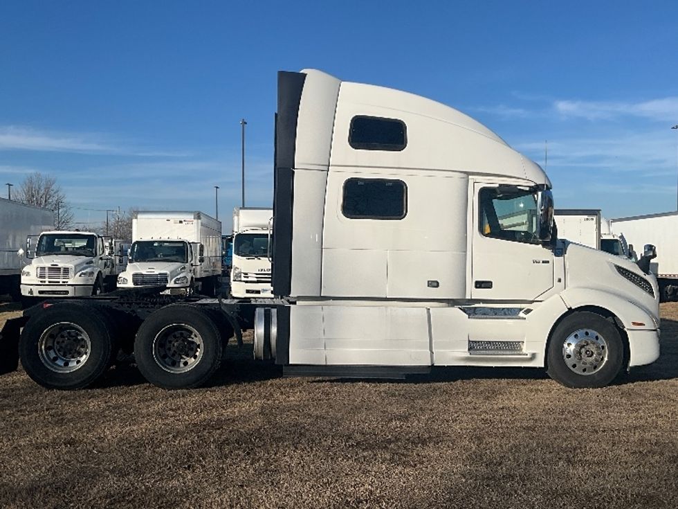 Sleeper Tractor-Heavy Duty Tractors-Volvo-2022-VNL64860-Springfield-MO-322,870\n\t\tmiles-$ 91,500 - Image 8