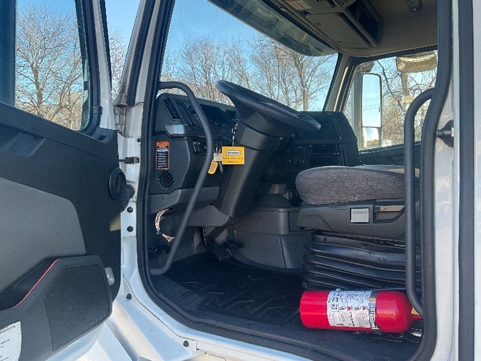 Sleeper Tractor-Heavy Duty Tractors-Volvo-2022-VNL64860-Springfield-MO-322,870\n\t\tmiles-$ 91,500 - Image 9