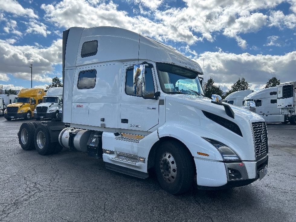 Sleeper Tractor-Heavy Duty Tractors-Volvo-2022-VNL64860-Sturtevant-WI-323,394\n\t\tmiles-$ 92,250 - Image 1