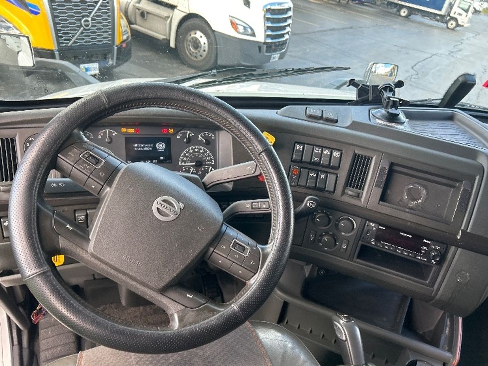 Sleeper Tractor-Heavy Duty Tractors-Volvo-2022-VNL64860-Sturtevant-WI-323,394\n\t\tmiles-$ 92,250 - Image 10