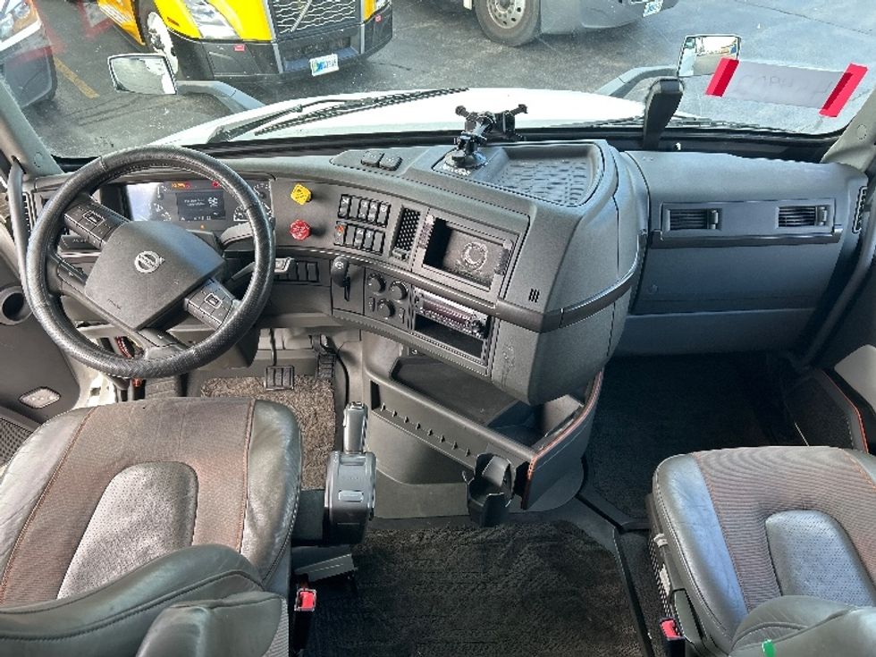 Sleeper Tractor-Heavy Duty Tractors-Volvo-2022-VNL64860-Sturtevant-WI-323,394\n\t\tmiles-$ 92,250 - Image 11