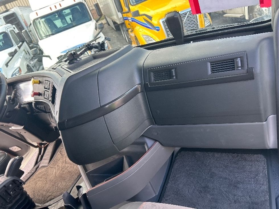 Sleeper Tractor-Heavy Duty Tractors-Volvo-2022-VNL64860-Sturtevant-WI-323,394\n\t\tmiles-$ 92,250 - Image 13