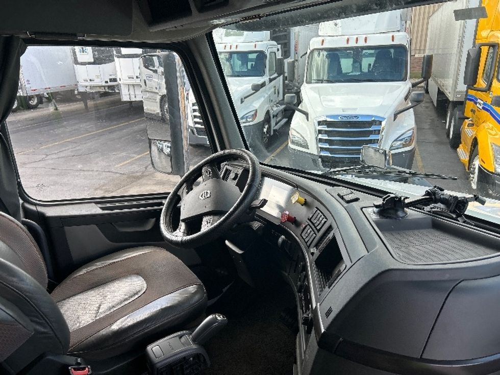 Sleeper Tractor-Heavy Duty Tractors-Volvo-2022-VNL64860-Sturtevant-WI-323,394\n\t\tmiles-$ 92,250 - Image 14