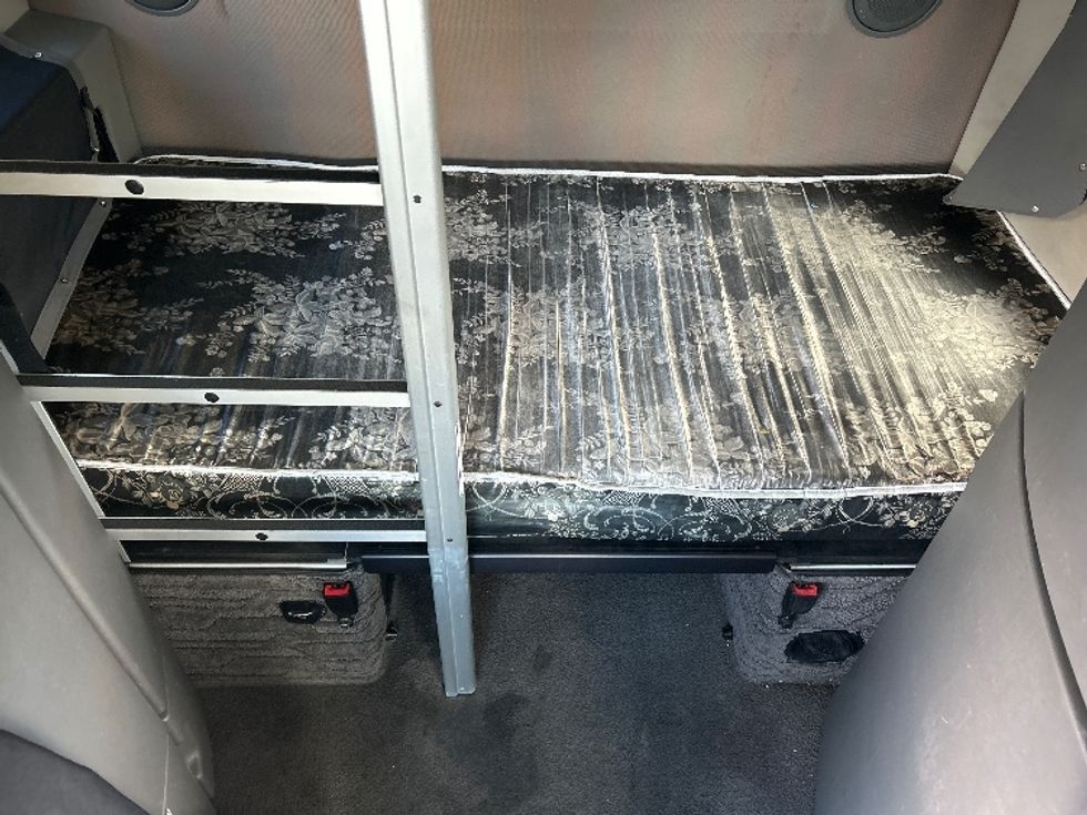 Sleeper Tractor-Heavy Duty Tractors-Volvo-2022-VNL64860-Sturtevant-WI-323,394\n\t\tmiles-$ 92,250 - Image 15