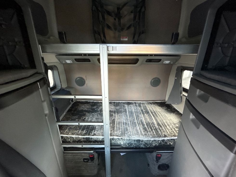 Sleeper Tractor-Heavy Duty Tractors-Volvo-2022-VNL64860-Sturtevant-WI-323,394\n\t\tmiles-$ 92,250 - Image 16