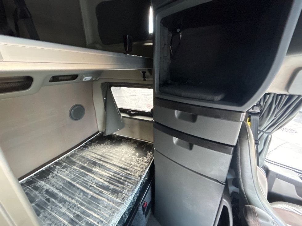 Sleeper Tractor-Heavy Duty Tractors-Volvo-2022-VNL64860-Sturtevant-WI-323,394\n\t\tmiles-$ 92,250 - Image 17