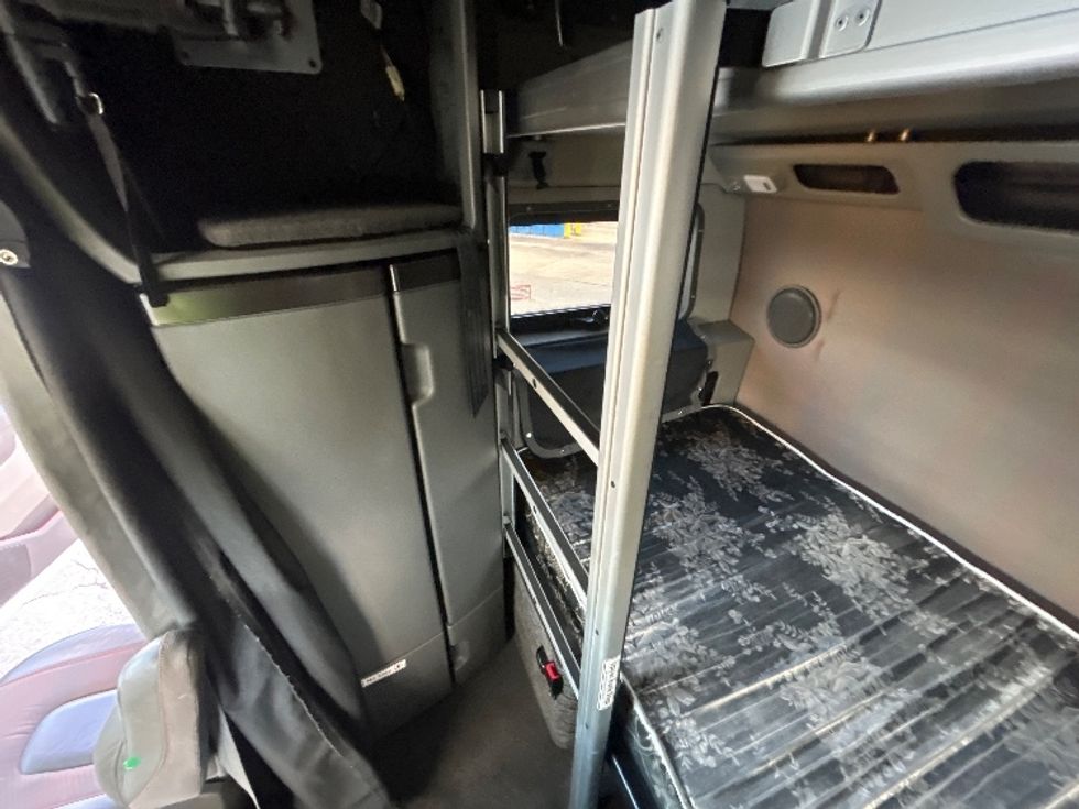 Sleeper Tractor-Heavy Duty Tractors-Volvo-2022-VNL64860-Sturtevant-WI-323,394\n\t\tmiles-$ 92,250 - Image 18