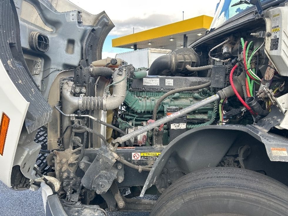 Sleeper Tractor-Heavy Duty Tractors-Volvo-2022-VNL64860-Sturtevant-WI-323,394\n\t\tmiles-$ 92,250 - Image 20