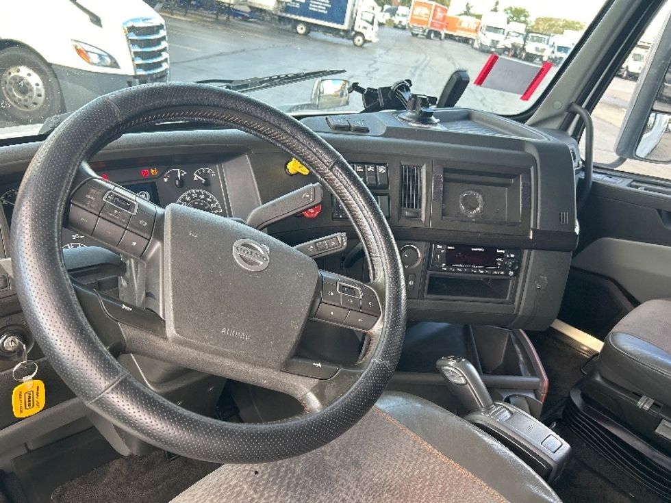 Sleeper Tractor-Heavy Duty Tractors-Volvo-2022-VNL64860-Sturtevant-WI-323,394\n\t\tmiles-$ 92,250 - Image 9