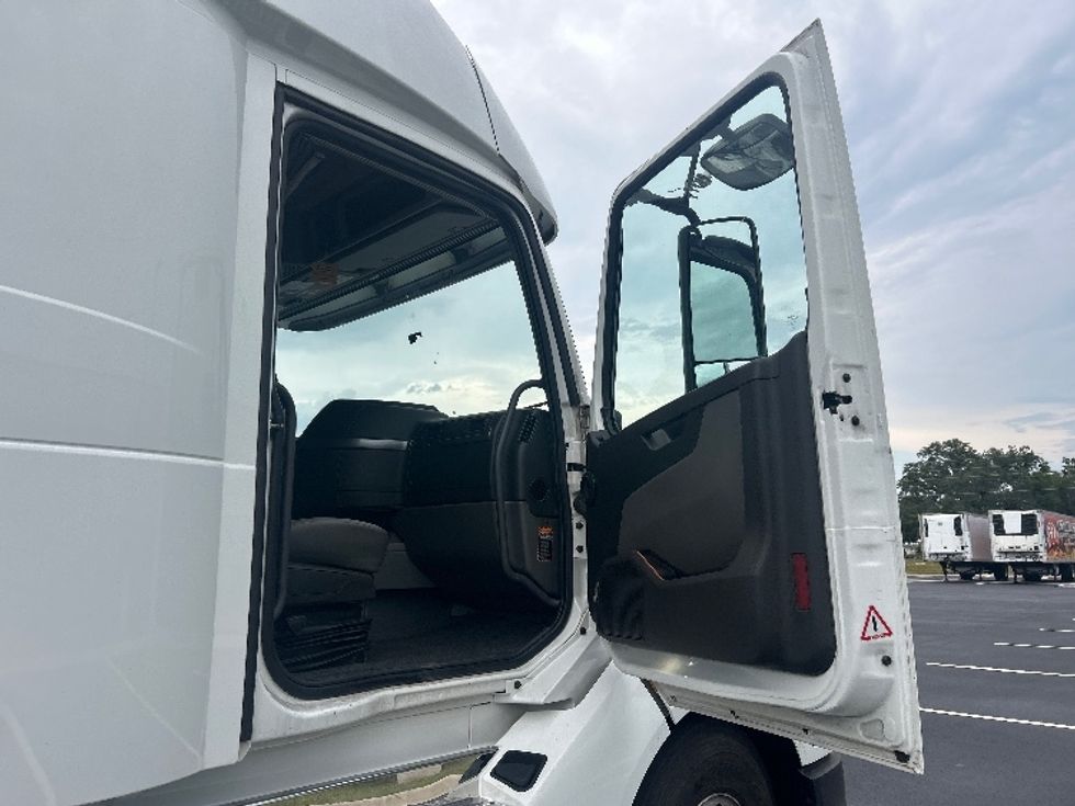 Sleeper Tractor-Heavy Duty Tractors-Volvo-2022-VNL64860-Tallahassee-FL-439,199\n\t\tmiles-$ 91,000 - Image 13