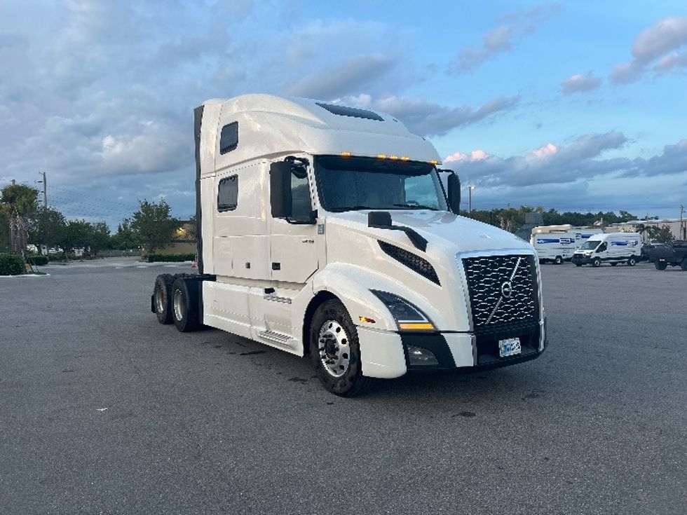 Sleeper Tractor-Heavy Duty Tractors-Volvo-2022-VNL64860-Tampa-FL-634,863\n\t\tmiles-$ 63,500 - Image 1