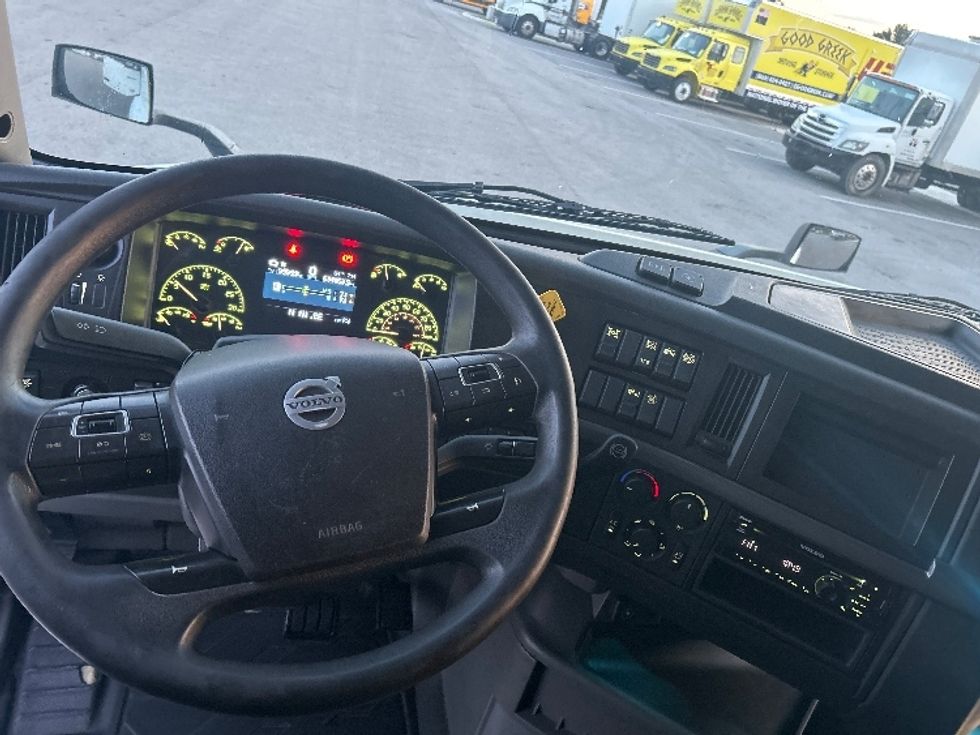 Sleeper Tractor-Heavy Duty Tractors-Volvo-2022-VNL64860-Tampa-FL-634,863\n\t\tmiles-$ 63,500 - Image 11