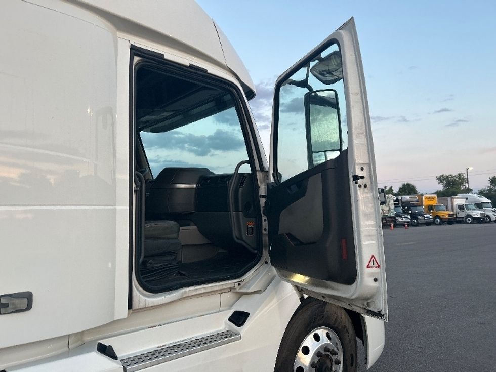 Sleeper Tractor-Heavy Duty Tractors-Volvo-2022-VNL64860-Tampa-FL-634,863\n\t\tmiles-$ 63,500 - Image 13