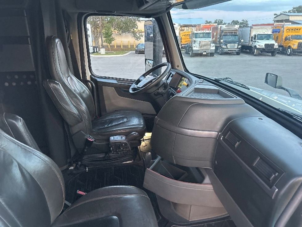 Sleeper Tractor-Heavy Duty Tractors-Volvo-2022-VNL64860-Tampa-FL-634,863\n\t\tmiles-$ 63,500 - Image 15