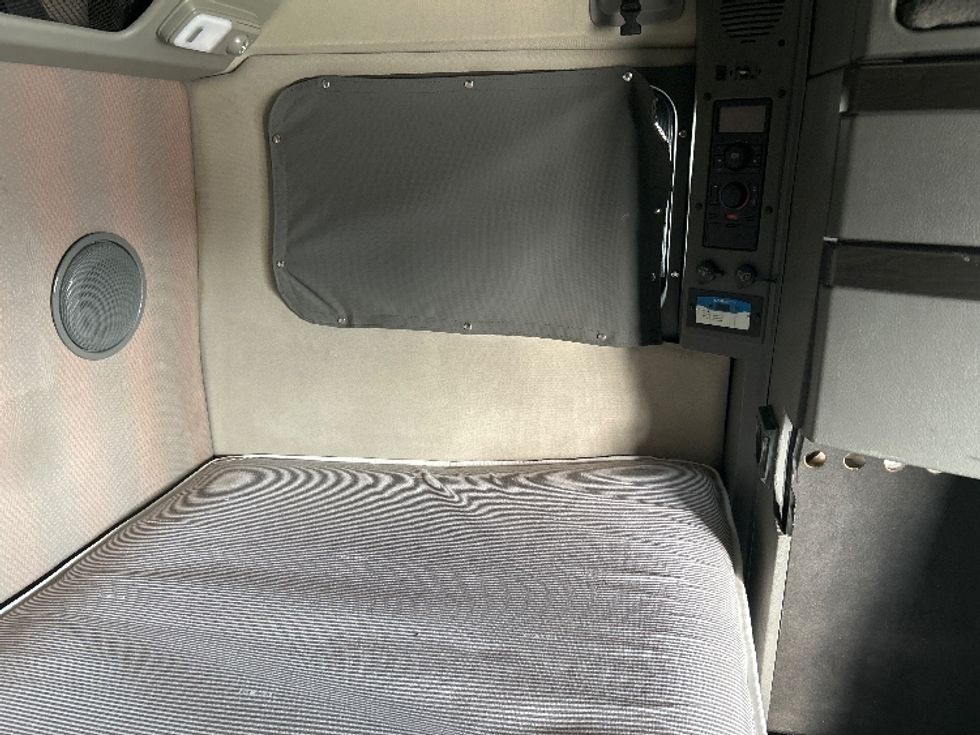 Sleeper Tractor-Heavy Duty Tractors-Volvo-2022-VNL64860-Tampa-FL-634,863\n\t\tmiles-$ 63,500 - Image 19