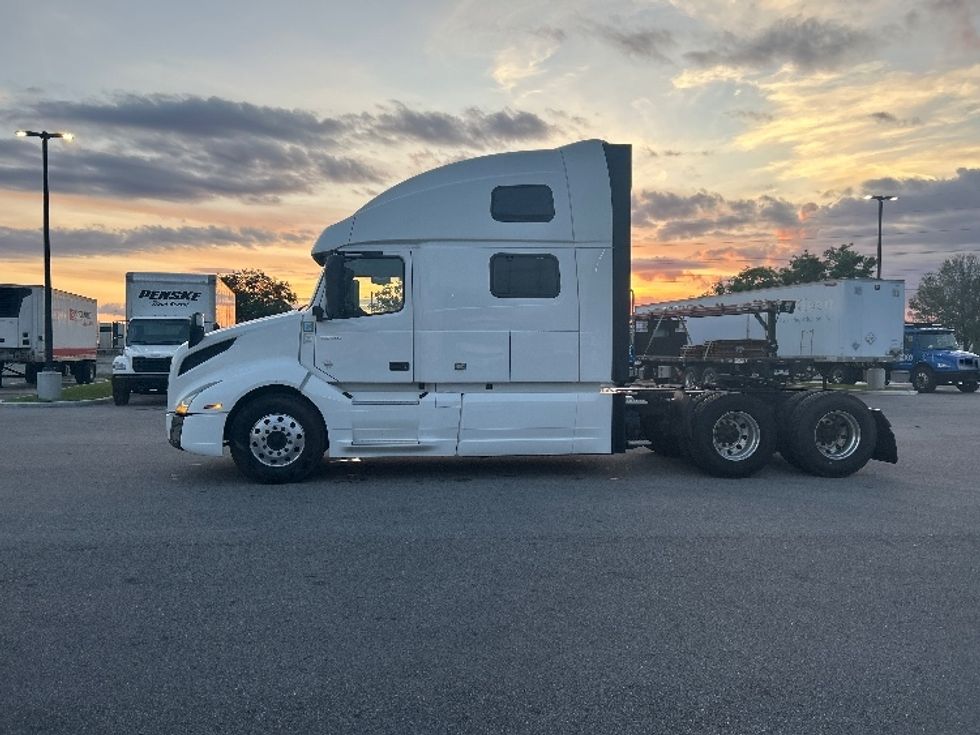 Sleeper Tractor-Heavy Duty Tractors-Volvo-2022-VNL64860-Tampa-FL-634,863\n\t\tmiles-$ 63,500 - Image 4
