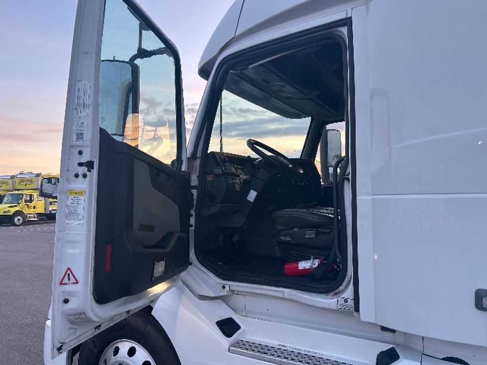 Sleeper Tractor-Heavy Duty Tractors-Volvo-2022-VNL64860-Tampa-FL-634,863\n\t\tmiles-$ 63,500 - Image 9