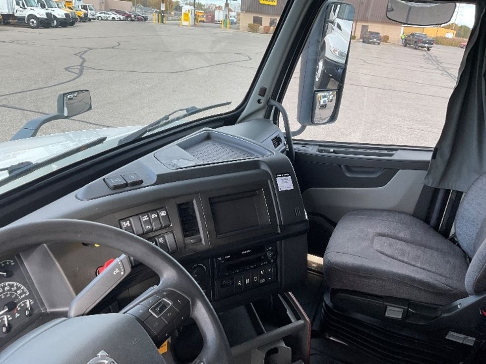 Sleeper Tractor-Heavy Duty Tractors-Volvo-2022-VNL64860-Warren-MI-524,354\n\t\tmiles-$ 74,250 - Image 10