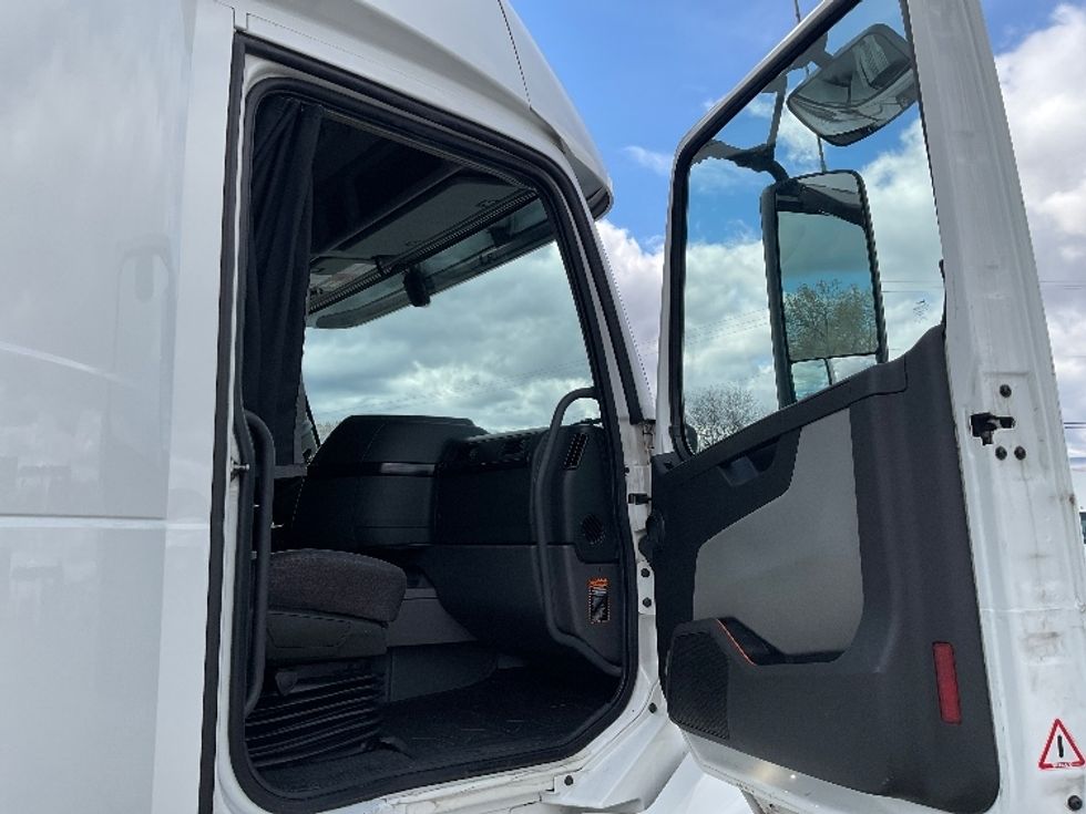 Sleeper Tractor-Heavy Duty Tractors-Volvo-2022-VNL64860-Warren-MI-524,354\n\t\tmiles-$ 74,250 - Image 13