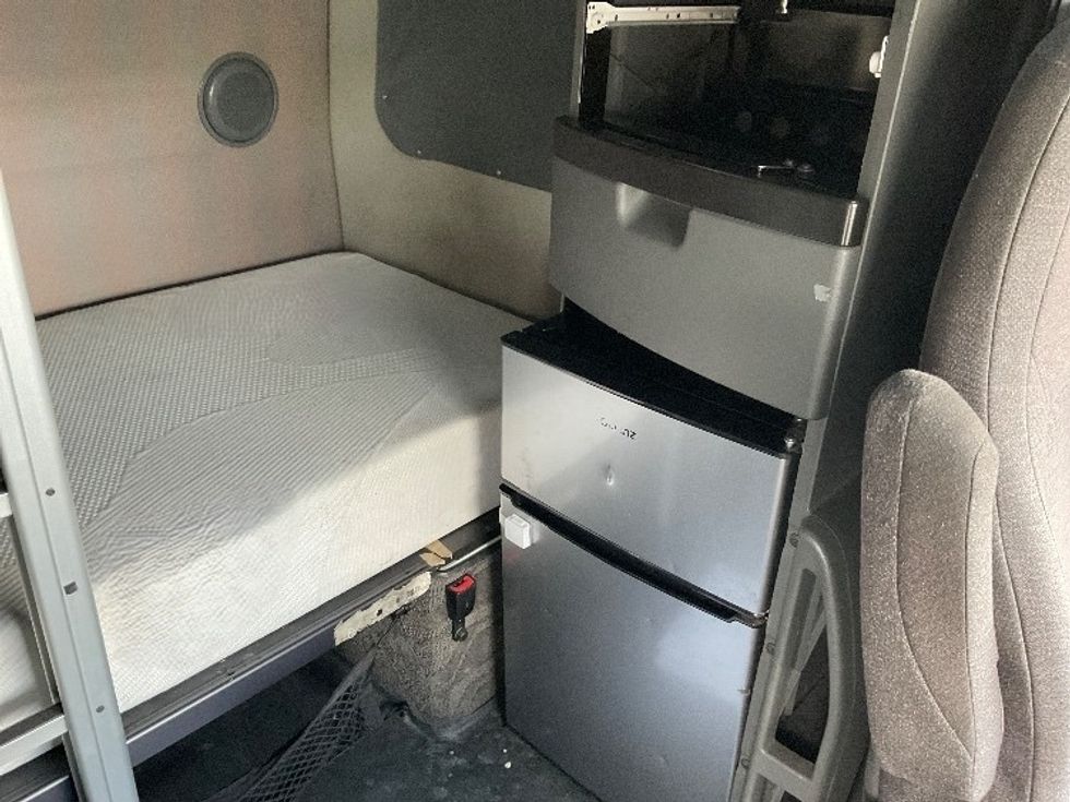 Sleeper Tractor-Heavy Duty Tractors-Volvo-2022-VNL64860-Warren-MI-524,354\n\t\tmiles-$ 74,250 - Image 17