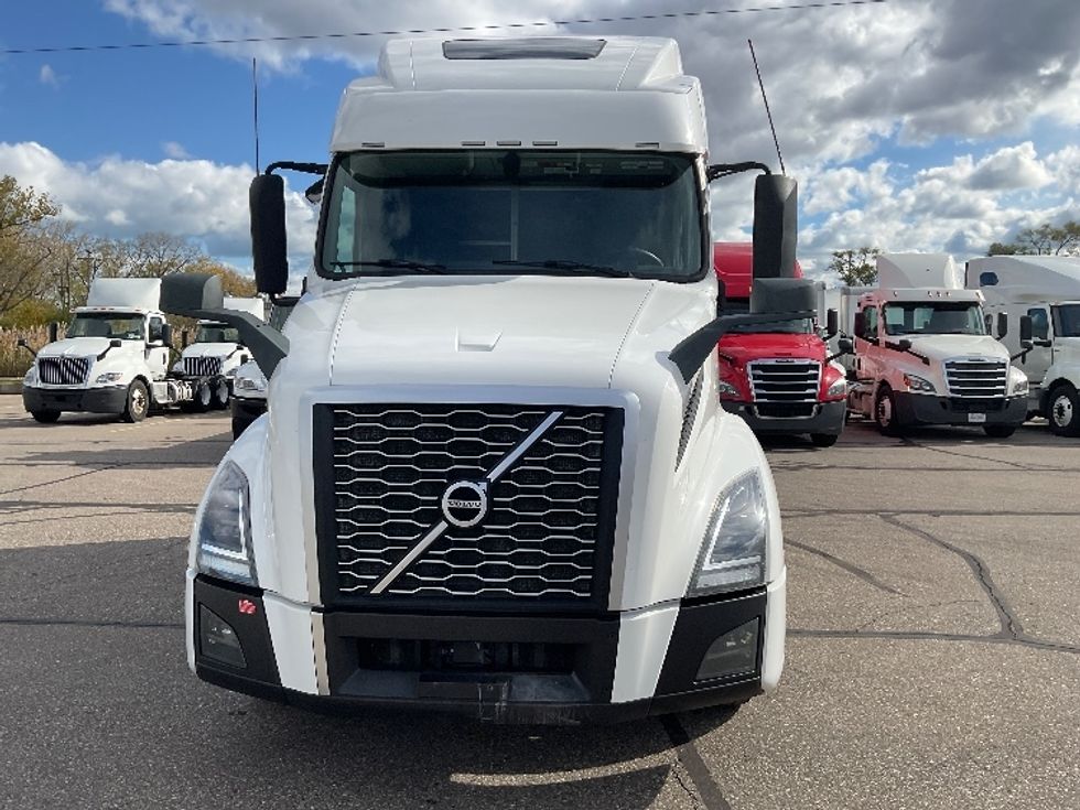 Sleeper Tractor-Heavy Duty Tractors-Volvo-2022-VNL64860-Warren-MI-524,354\n\t\tmiles-$ 74,250 - Image 2