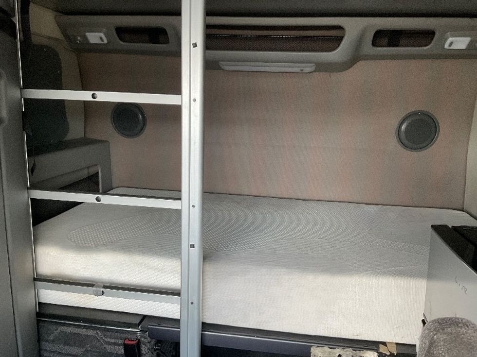 Sleeper Tractor-Heavy Duty Tractors-Volvo-2022-VNL64860-Warren-MI-524,354\n\t\tmiles-$ 74,250 - Image 21