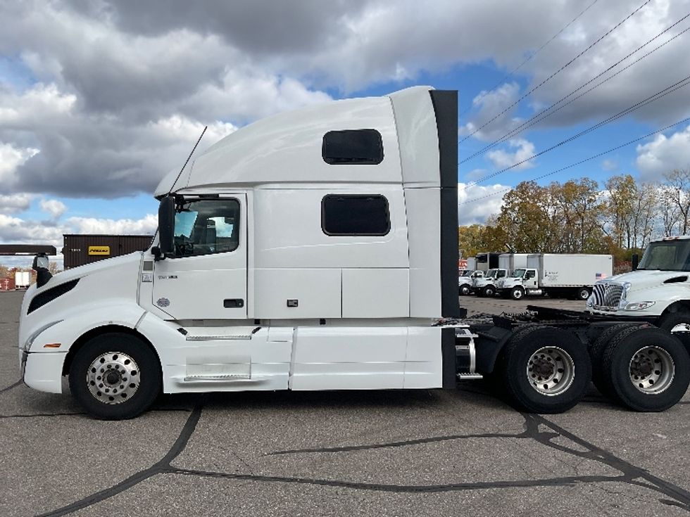 Sleeper Tractor-Heavy Duty Tractors-Volvo-2022-VNL64860-Warren-MI-524,354\n\t\tmiles-$ 74,250 - Image 4