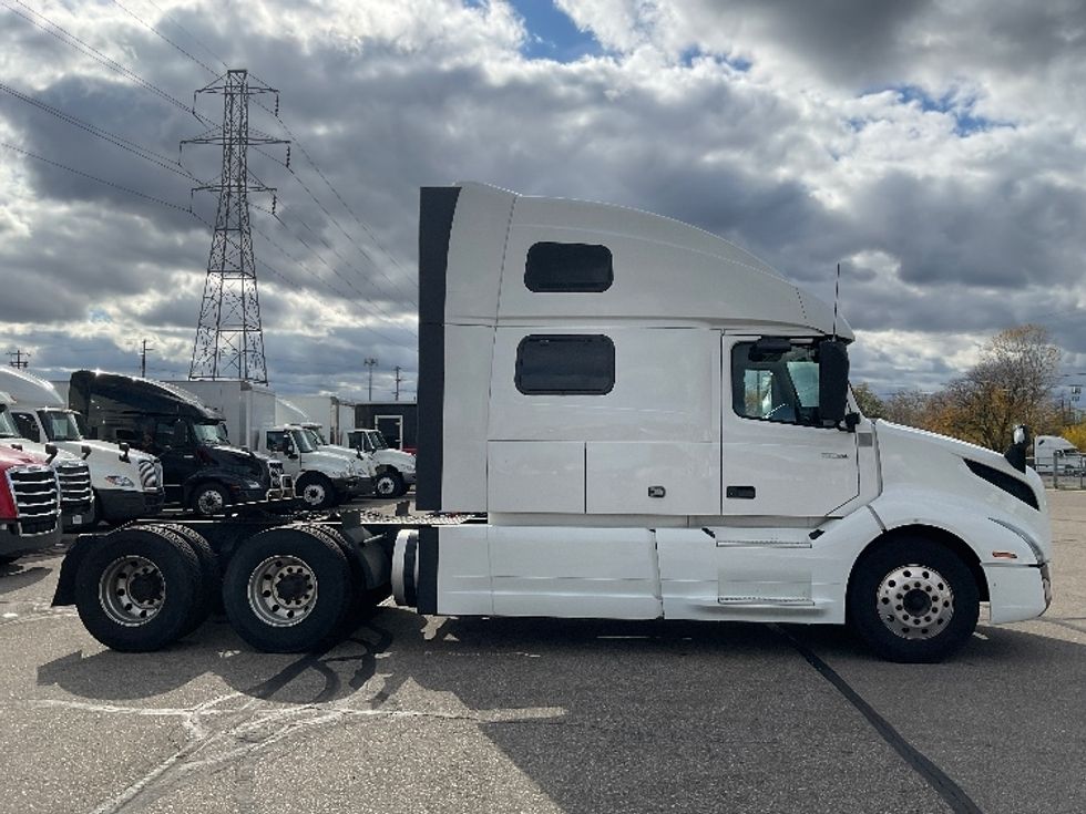 Sleeper Tractor-Heavy Duty Tractors-Volvo-2022-VNL64860-Warren-MI-524,354\n\t\tmiles-$ 74,250 - Image 8