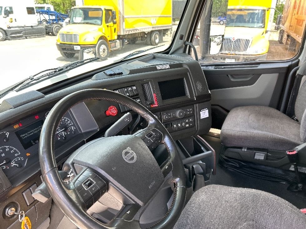 Sleeper Tractor-Heavy Duty Tractors-Volvo-2022-VNR64660-Des Moines-IA-494,609\n\t\tmiles-$ 69,250 - Image 10