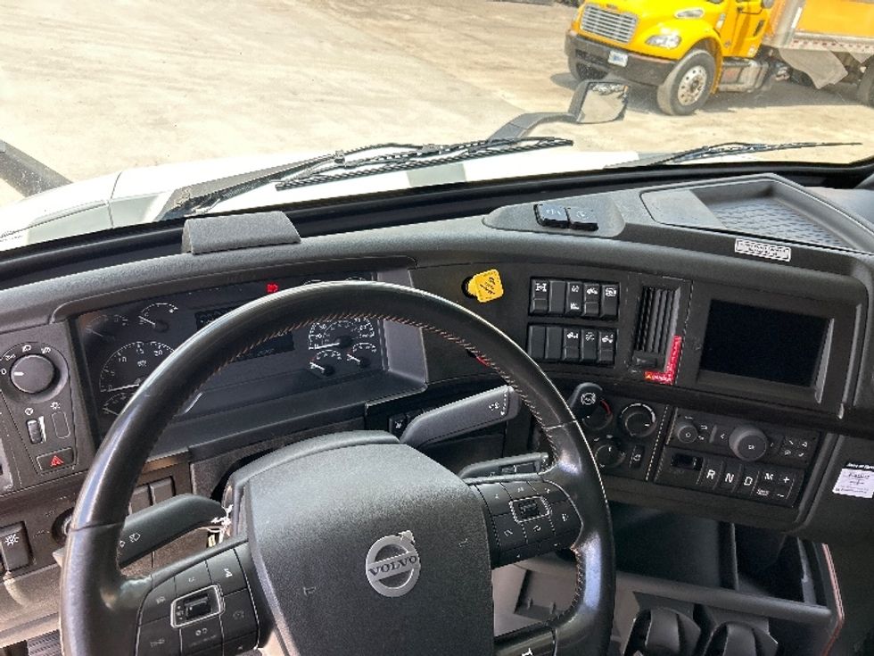 Sleeper Tractor-Heavy Duty Tractors-Volvo-2022-VNR64660-Des Moines-IA-494,609\n\t\tmiles-$ 69,250 - Image 11