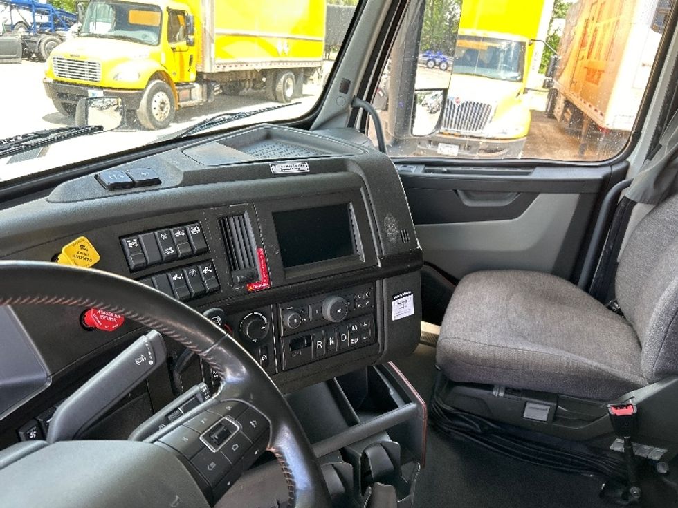 Sleeper Tractor-Heavy Duty Tractors-Volvo-2022-VNR64660-Des Moines-IA-494,609\n\t\tmiles-$ 69,250 - Image 12