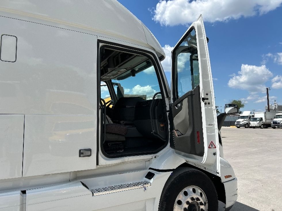 Sleeper Tractor-Heavy Duty Tractors-Volvo-2022-VNR64660-Des Moines-IA-494,609\n\t\tmiles-$ 69,250 - Image 13
